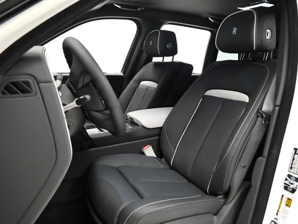 2027 Rolls-Royce Cullinan Black Badge interior, seats, Black and Cashmere Grey