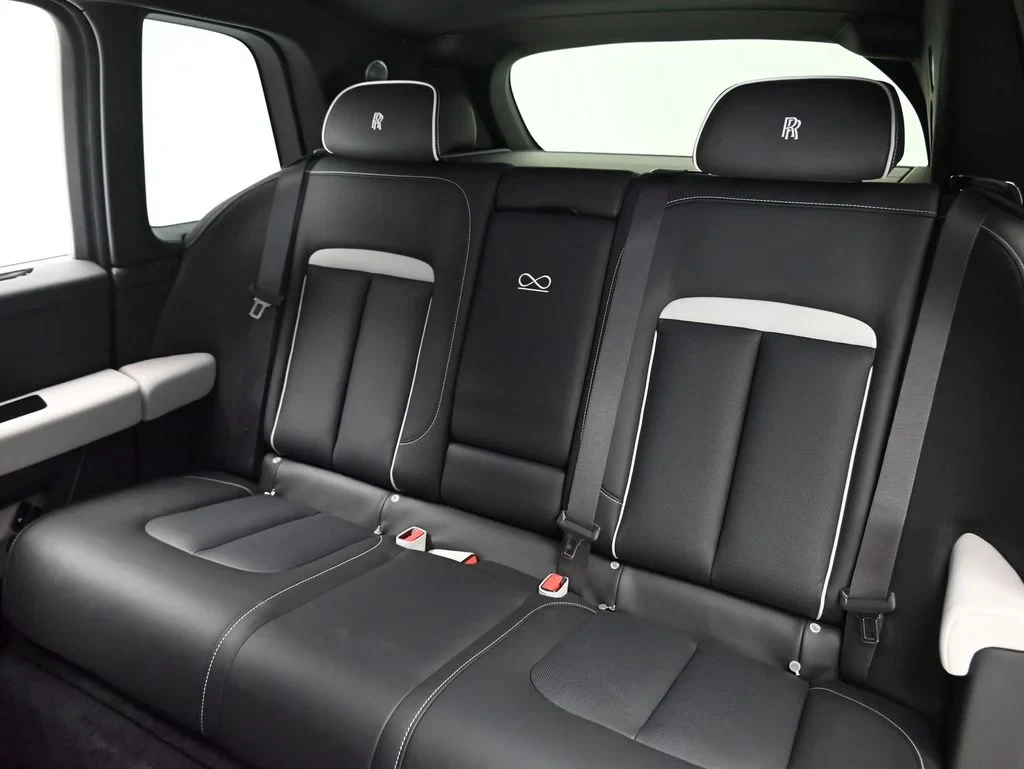 2027 Rolls-Royce Cullinan Black Badge interior, seats, Black and Cashmere Grey