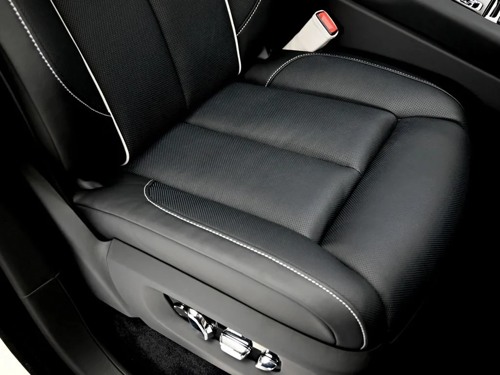 2027 Rolls-Royce Cullinan Black Badge interior, seats, Black and Cashmere Grey