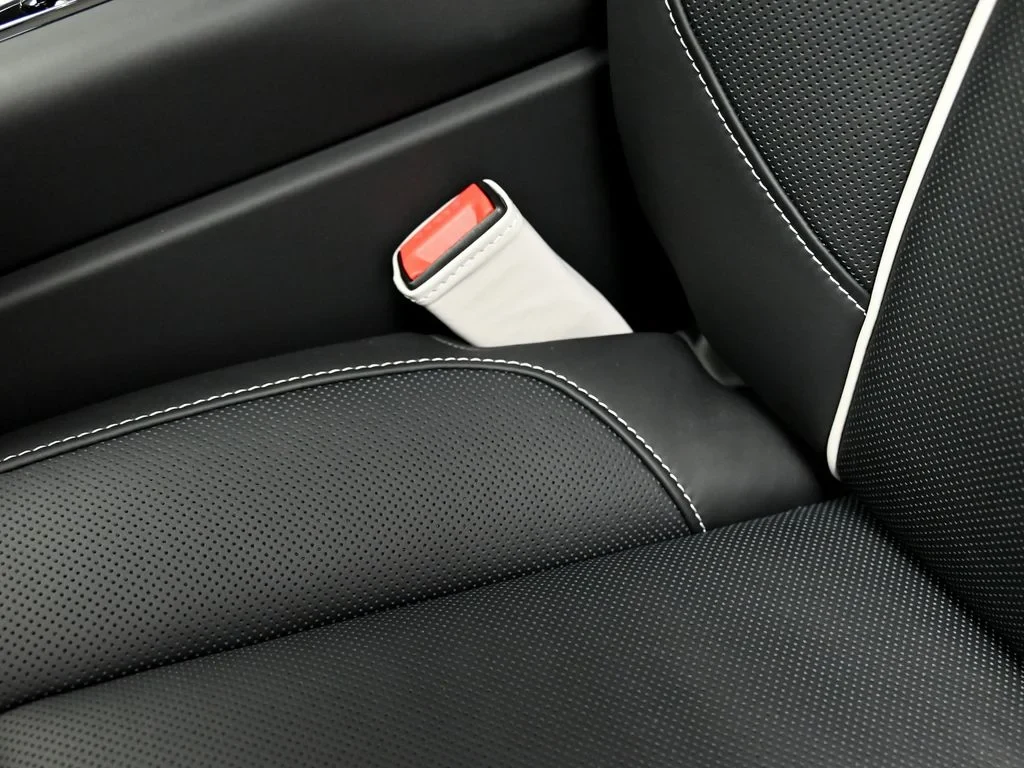 2027 Rolls-Royce Cullinan Black Badge interior, Black and Cashmere Grey