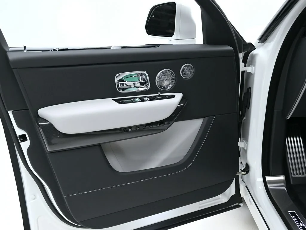 2027 Rolls-Royce Cullinan Black Badge interior, door panel, Black and Cashmere Grey