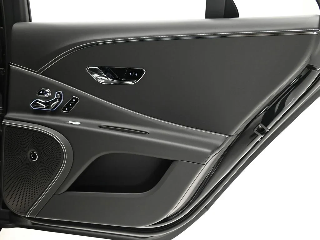 2026 Bentley Flying Spur V8 interior, door panel, Beluga with Linen Accents