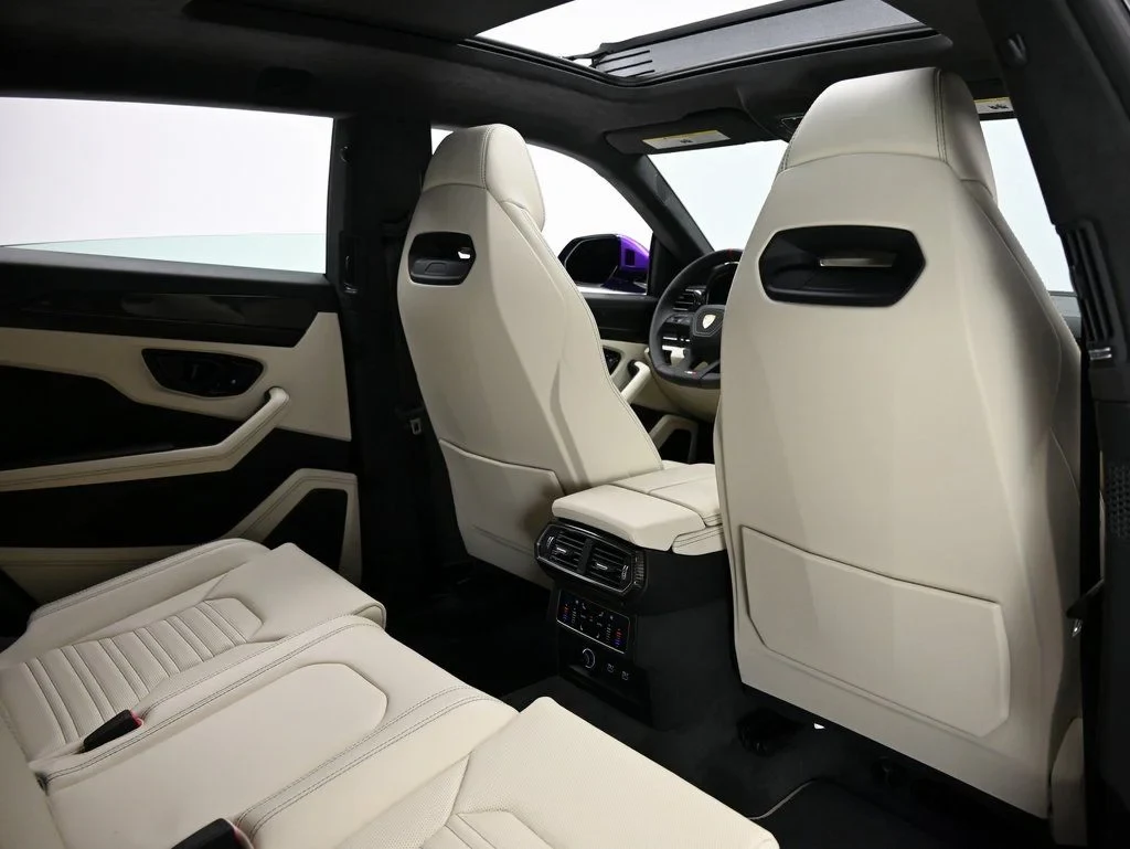 2025 Lamborghini Urus SE interior, seats, Bianco Polar and Nero Ade