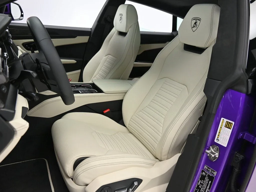2025 Lamborghini Urus SE interior, seats, Bianco Polar and Nero Ade