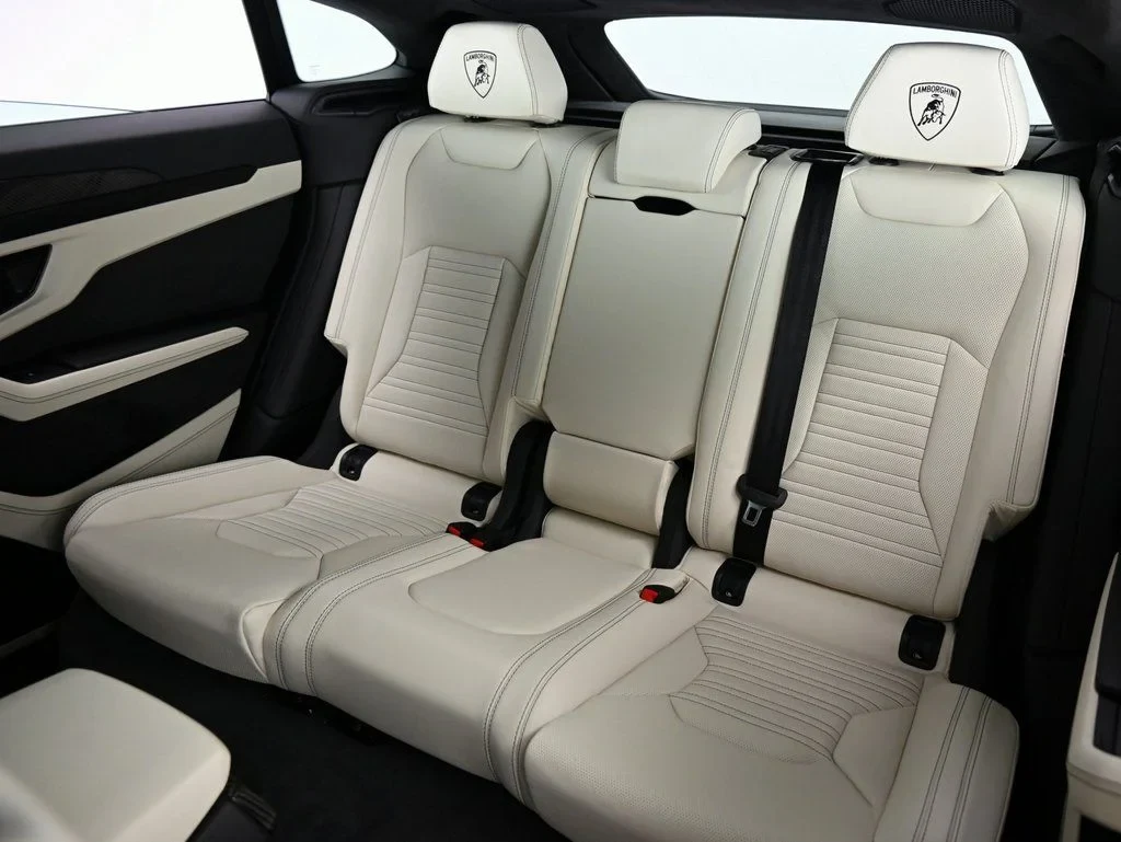 2025 Lamborghini Urus SE interior, seats, Bianco Polar and Nero Ade