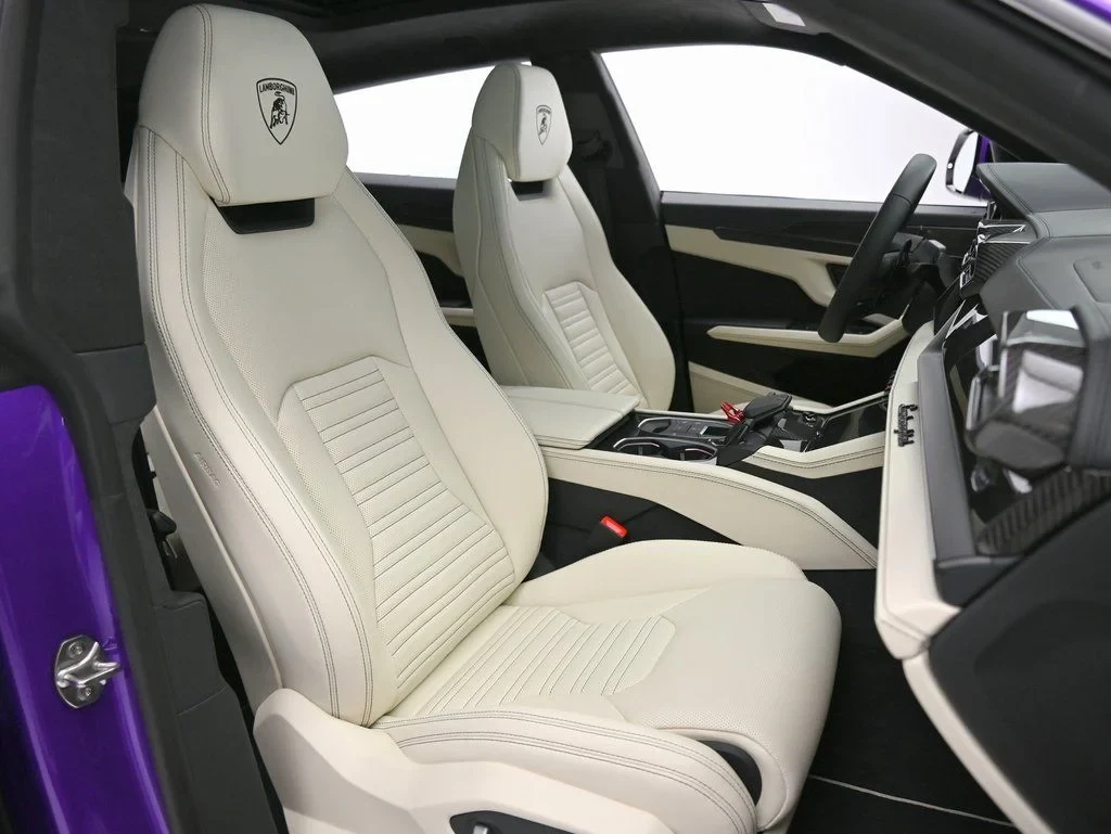 2025 Lamborghini Urus SE interior, seats, Bianco Polar and Nero Ade