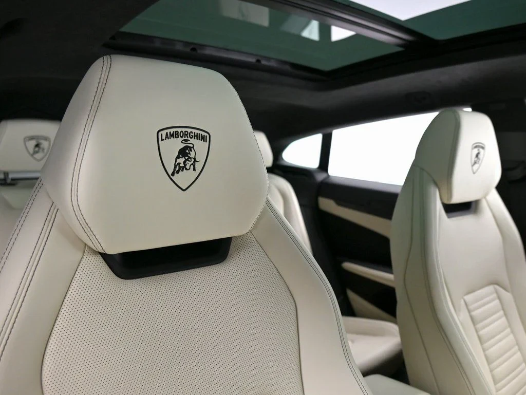 2025 Lamborghini Urus SE interior, seats, Bianco Polar and Nero Ade