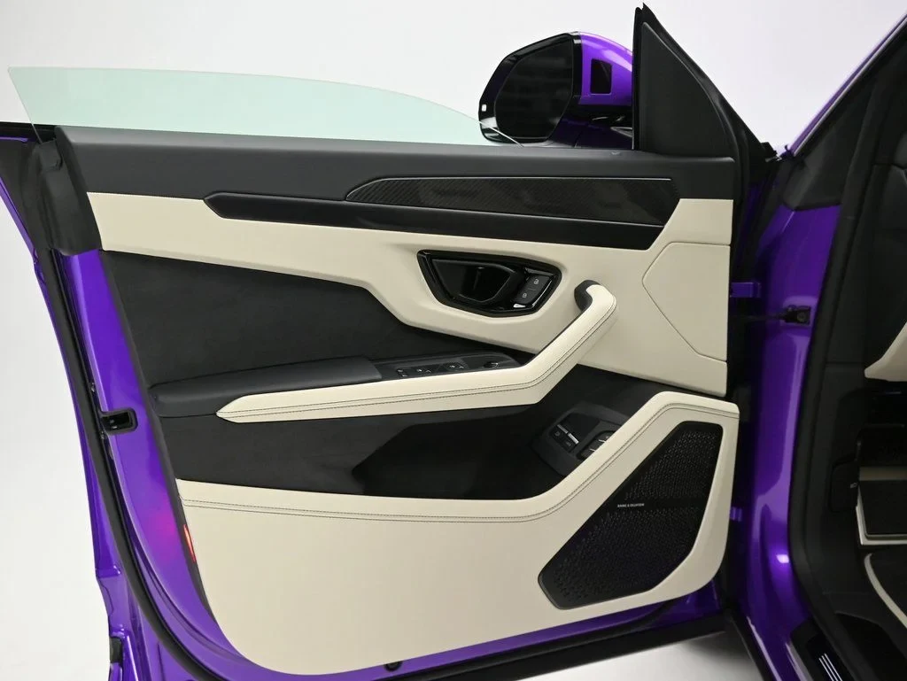 2025 Lamborghini Urus SE interior, door panel, Bianco Polar and Nero Ade