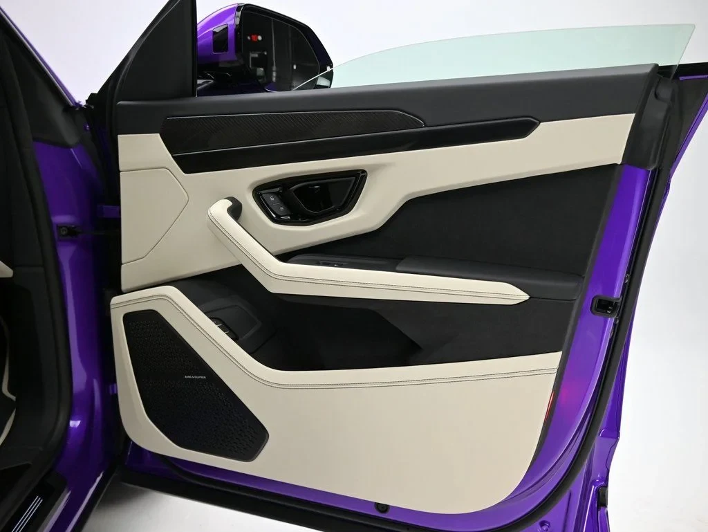 2025 Lamborghini Urus SE interior, door panel, Bianco Polar and Nero Ade
