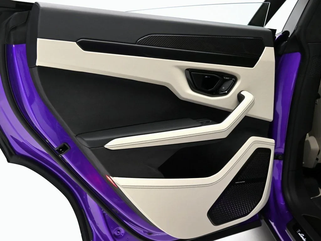 2025 Lamborghini Urus SE interior, door panel, Bianco Polar and Nero Ade
