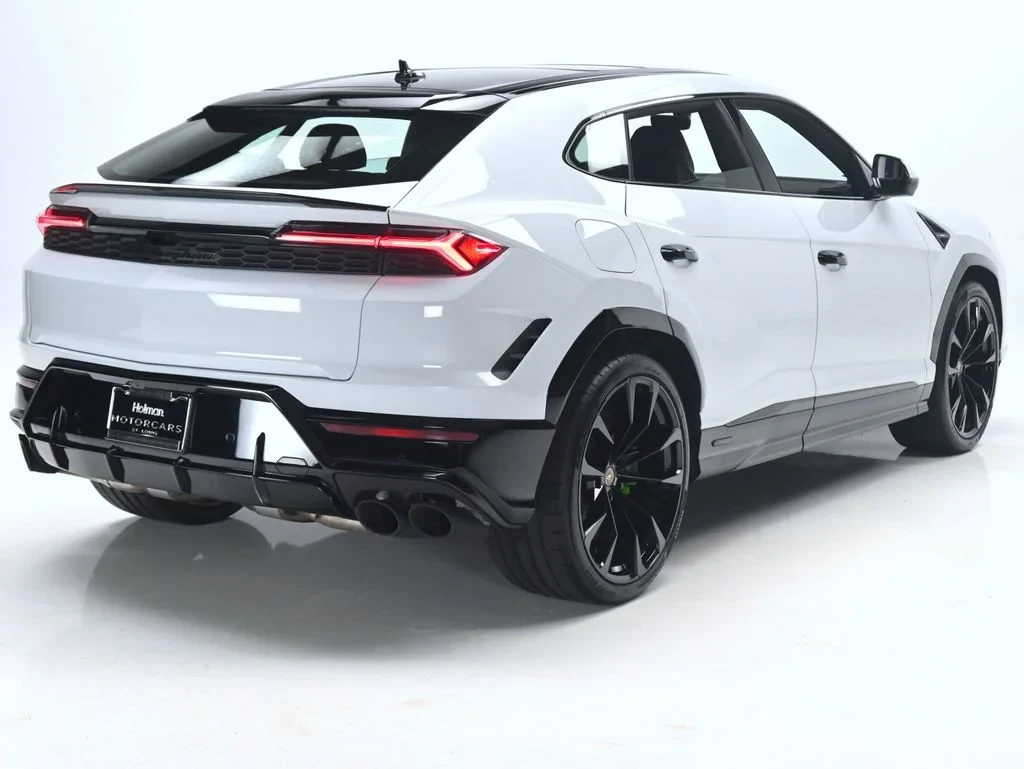 2026 Lamborghini Urus SE, rear three-quarter view, Bianco Icarus Metallic
