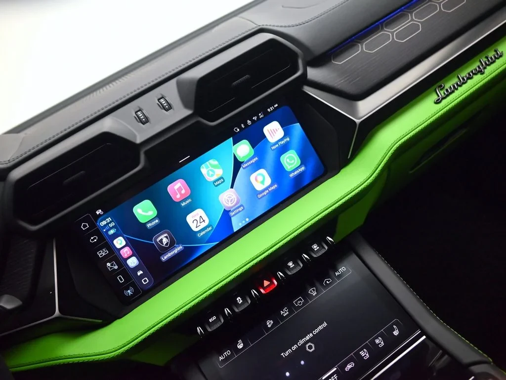 2026 Lamborghini Urus SE interior, Nero Ade and Verde Fauns