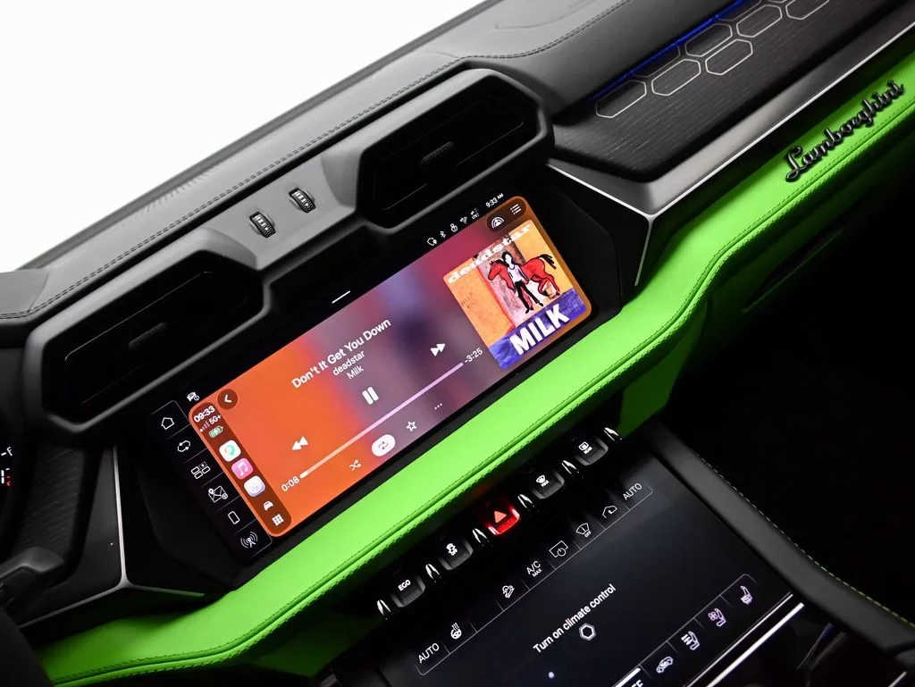 2026 Lamborghini Urus SE interior, Nero Ade and Verde Fauns