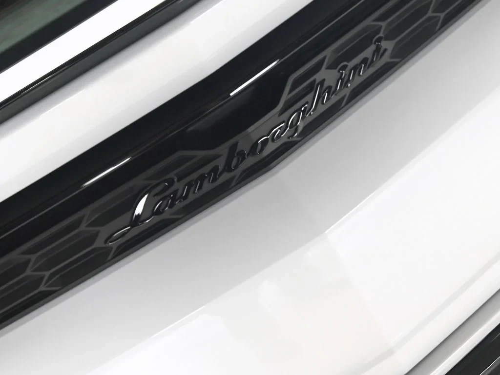 2026 Lamborghini Urus SE interior, door sill, Nero Ade and Verde Fauns
