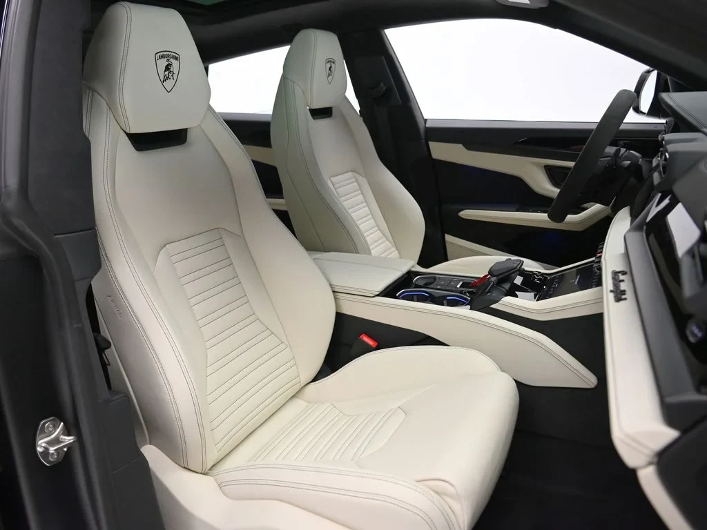2026 Lamborghini Urus SE interior, seats, Bianco Polar and Nero Ade