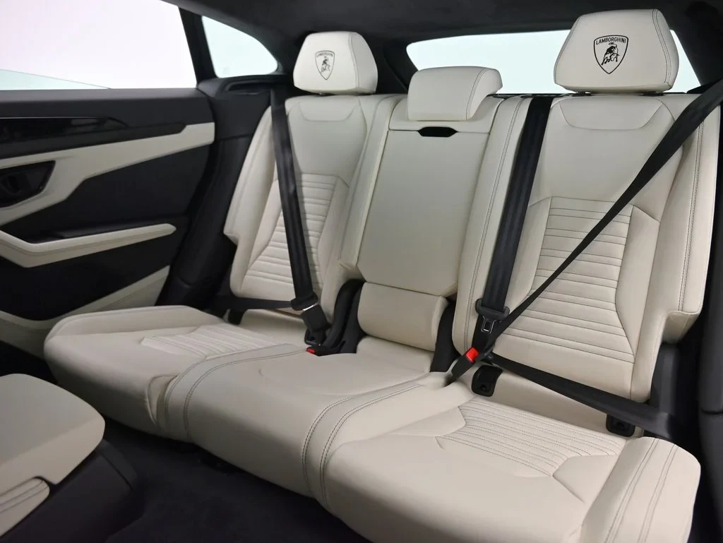 2026 Lamborghini Urus SE interior, seats, Bianco Polar and Nero Ade