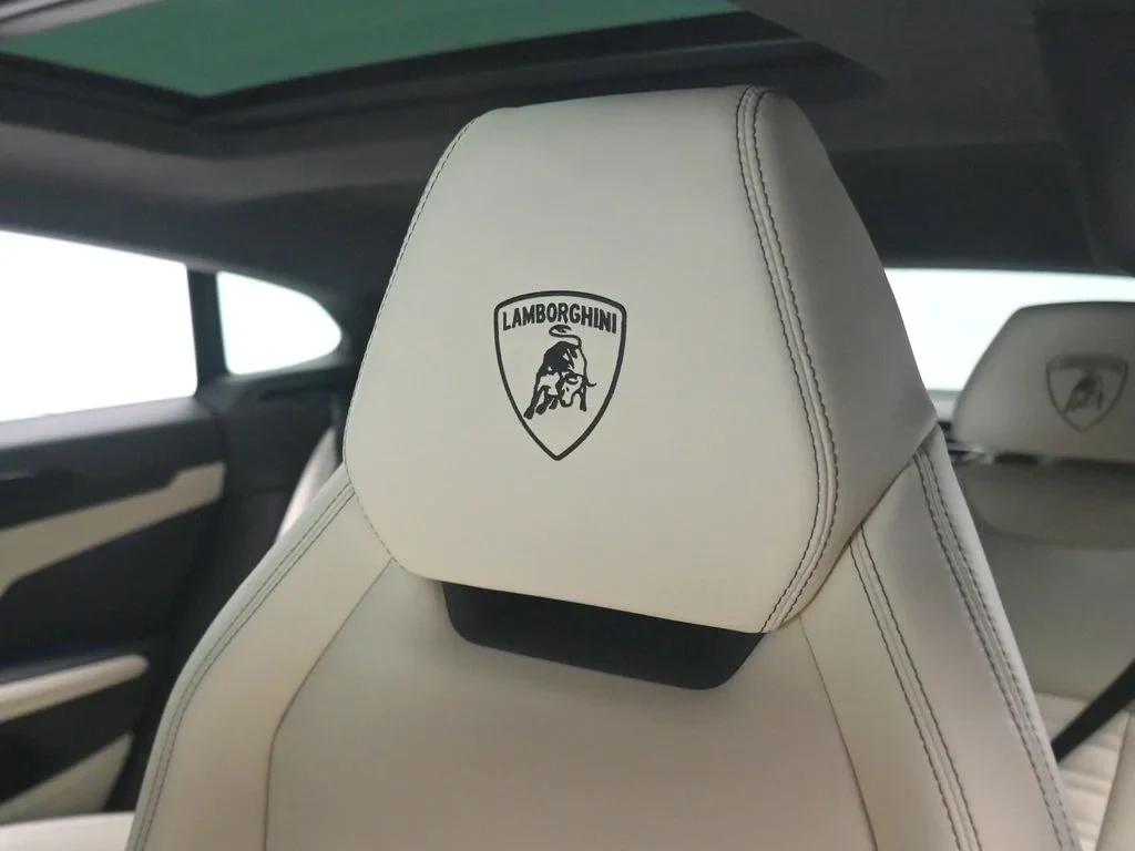 2026 Lamborghini Urus SE interior, seats, Bianco Polar and Nero Ade