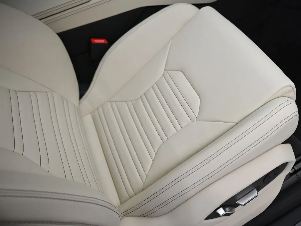 2026 Lamborghini Urus SE interior, seats, Bianco Polar and Nero Ade