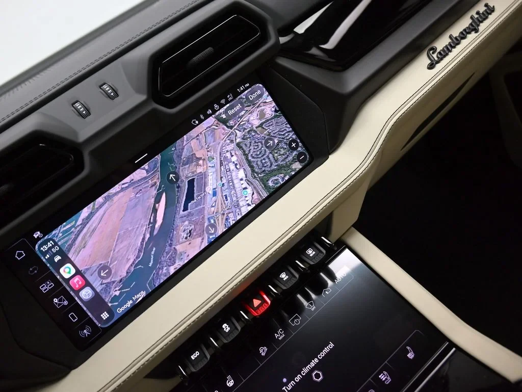 2026 Lamborghini Urus SE interior, Bianco Polar and Nero Ade