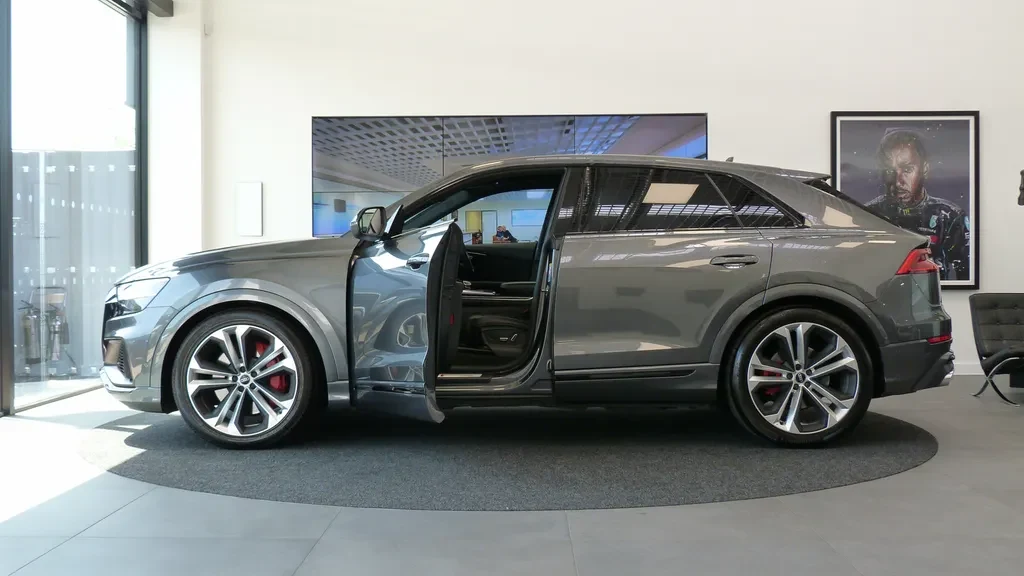 Audi SQ8, 9/10