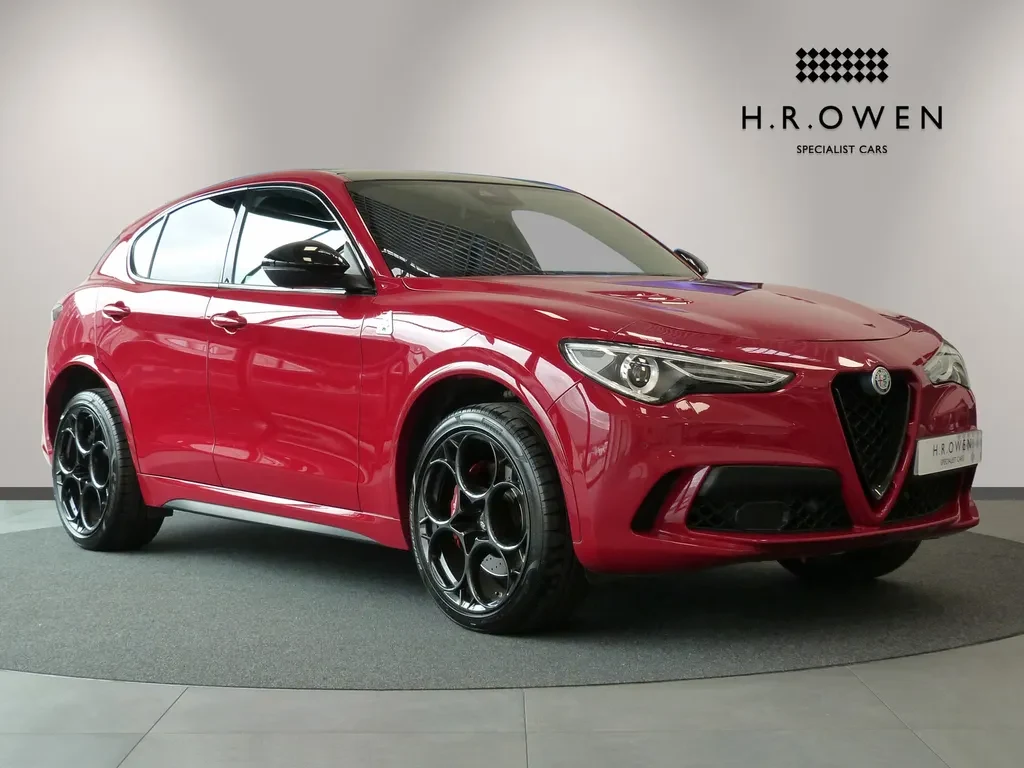 Alfa Romeo Stelvio, full-car front three-quarter view.