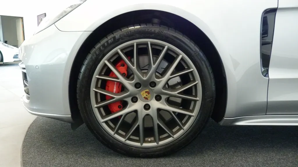 Porsche Panamera, 4/10