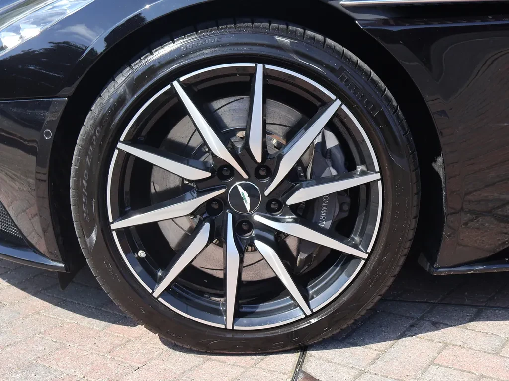 Aston Martin DB11, 4/10