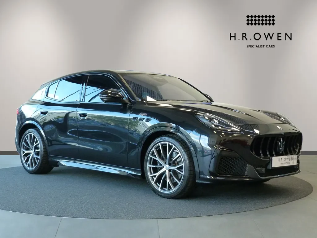 Maserati Grecale, full-car front three-quarter view.