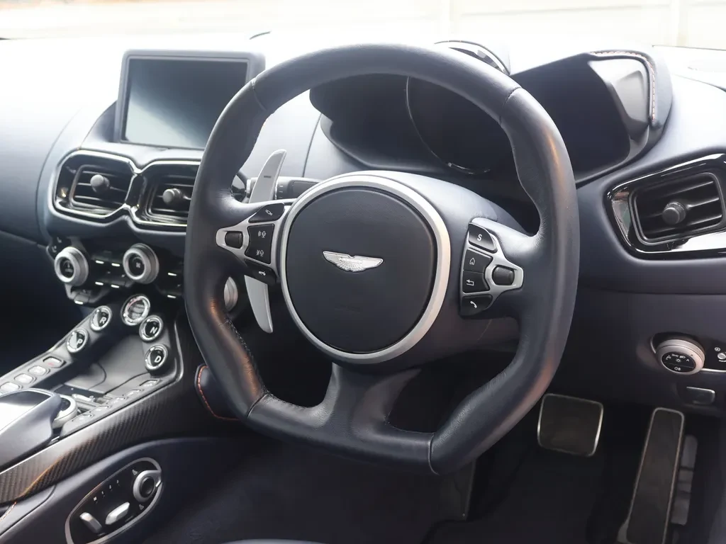 Aston Martin Vantage, 3/10