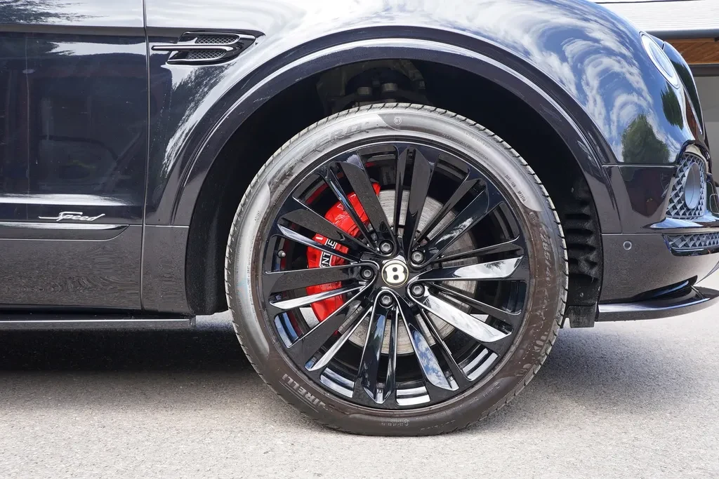 Bentley Bentayga, 6/10