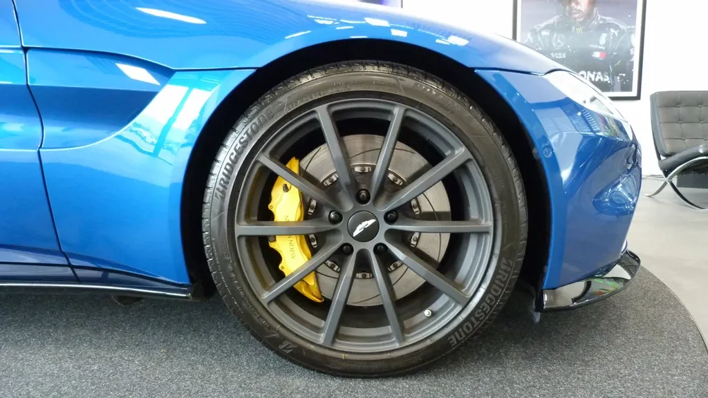Aston Martin Vantage, 4/10