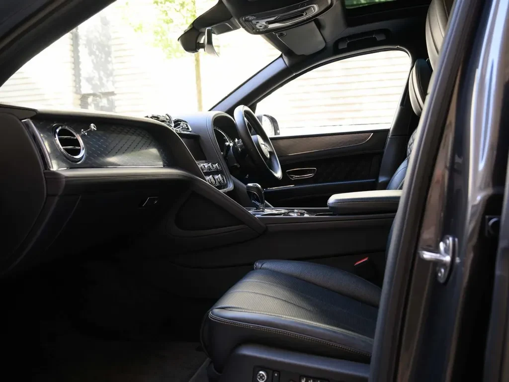 Bentley Bentayga, 2/10