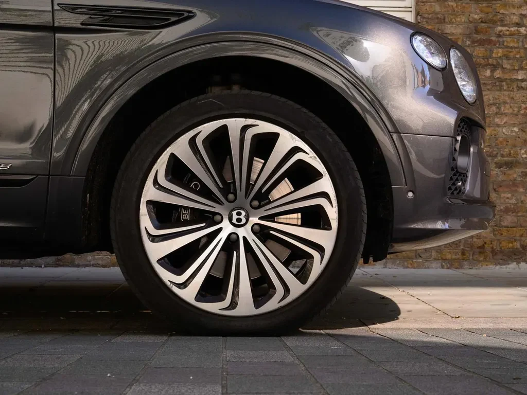 Bentley Bentayga, 6/10
