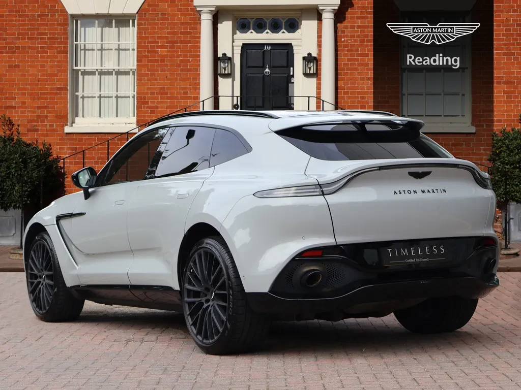Aston Martin DBX, 2/10