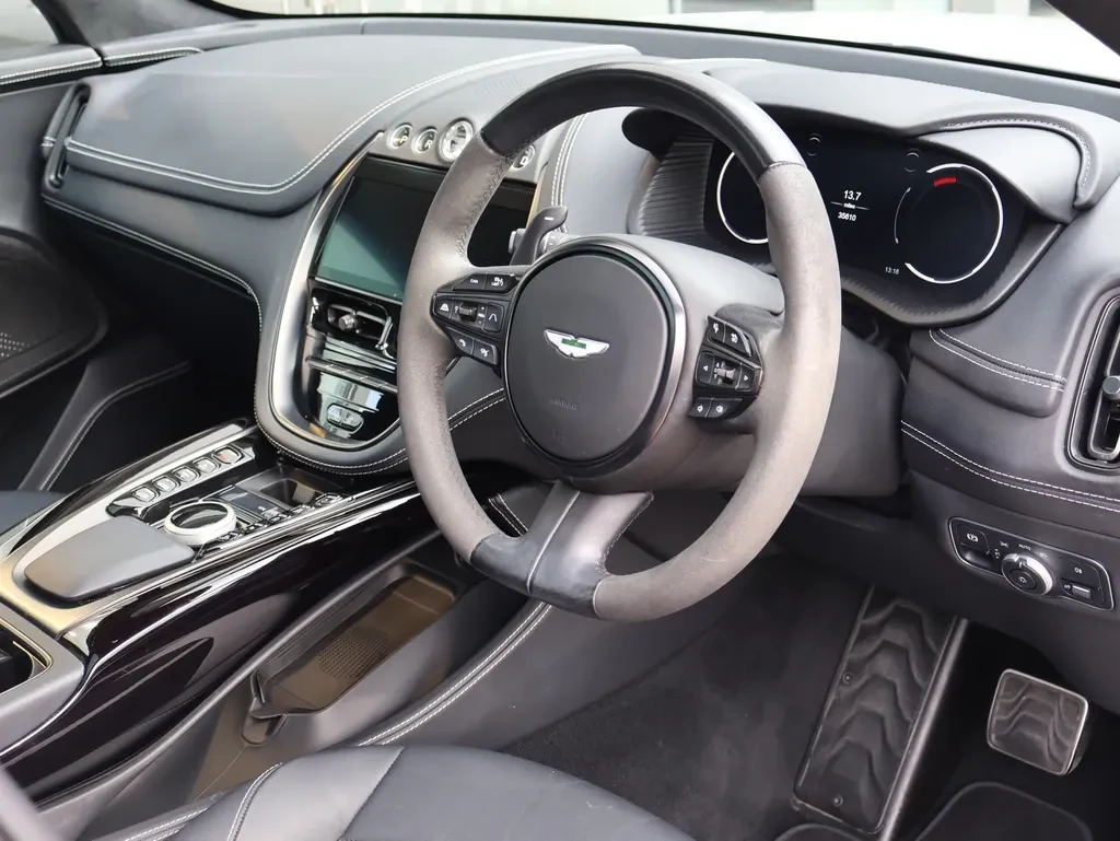 Aston Martin DBX, 3/10