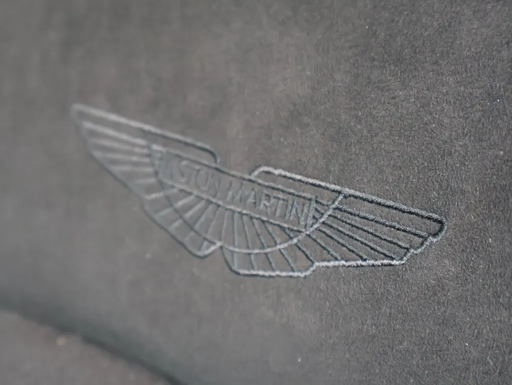 Aston Martin DBX, 4/10