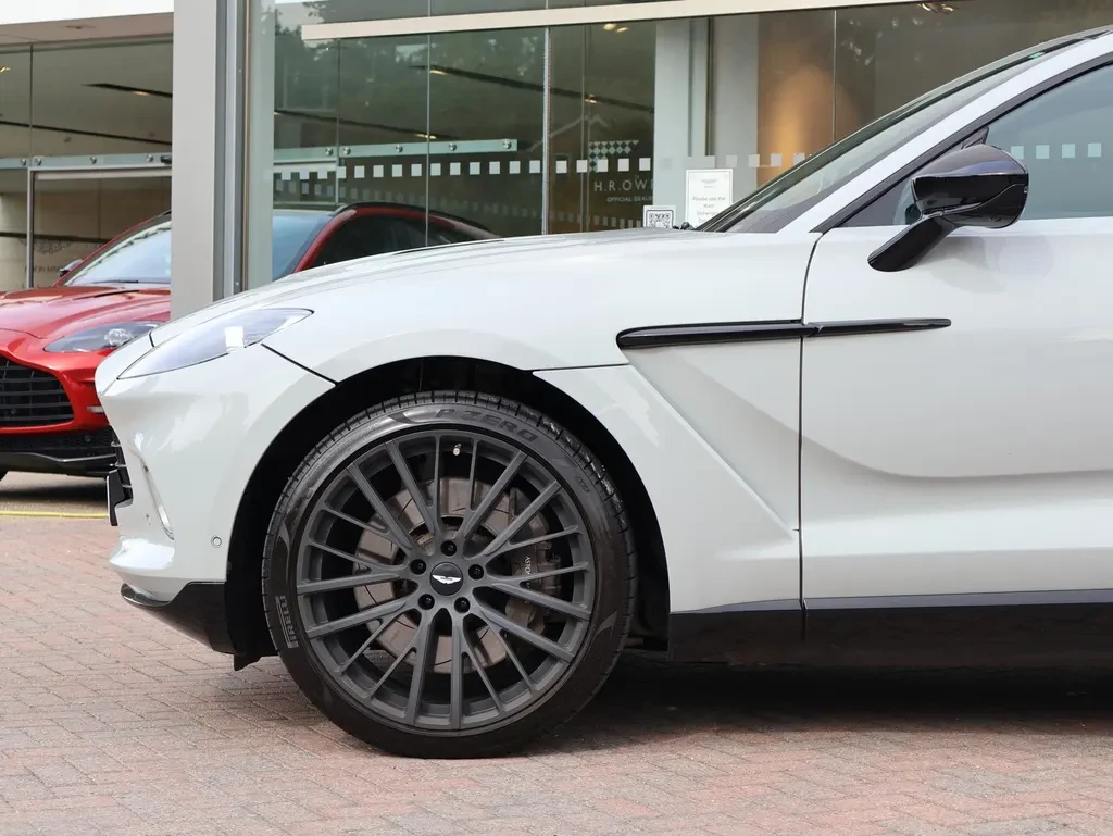 Aston Martin DBX, 5/10