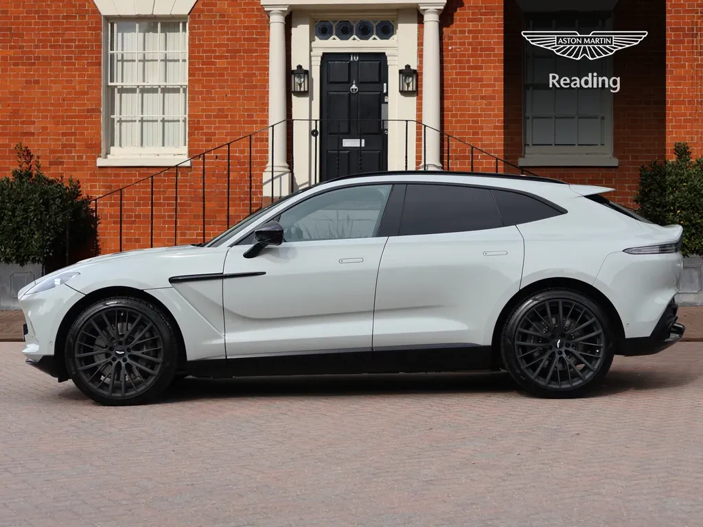 Aston Martin DBX, 6/10