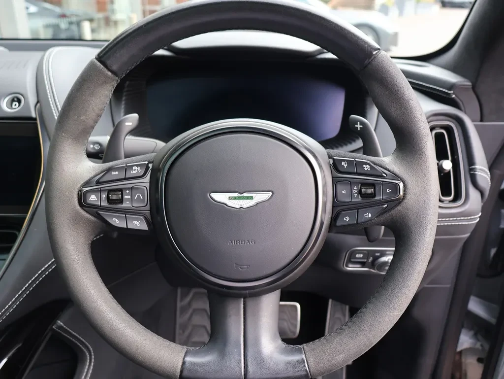 Aston Martin DBX, 8/10