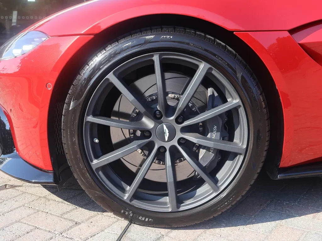 Aston Martin Vantage, 4/10