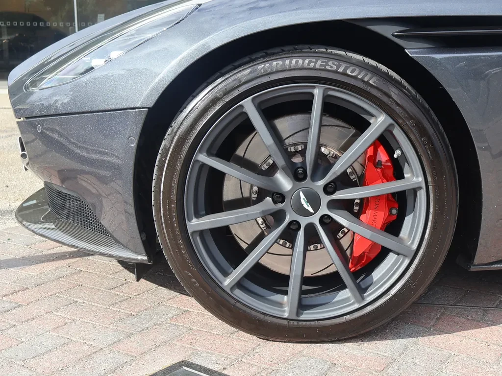Aston Martin DB11, 3/10