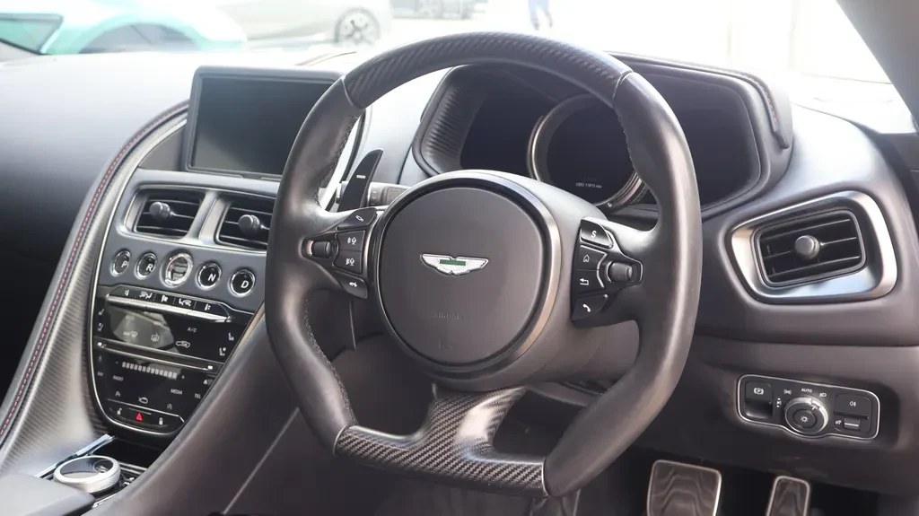 Aston Martin DB11, 4/10