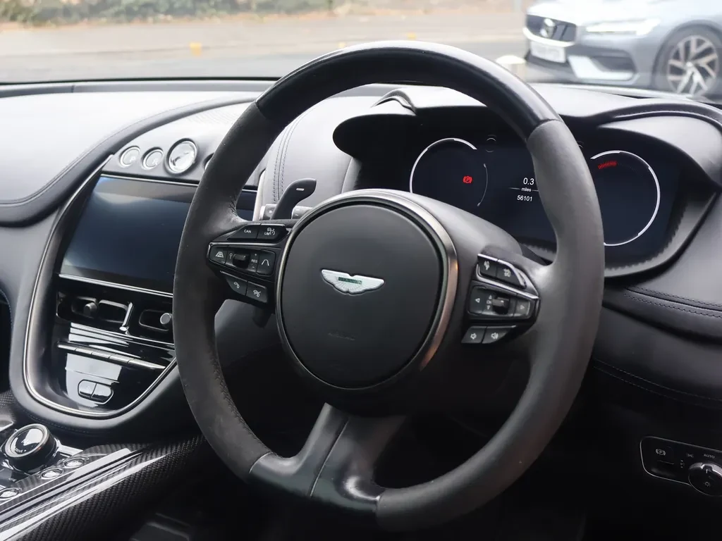 Aston Martin DBX, 3/10