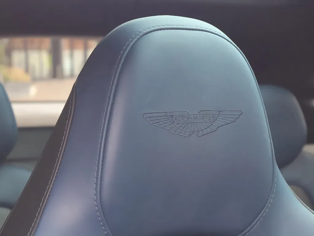 Aston Martin DBX, 4/10