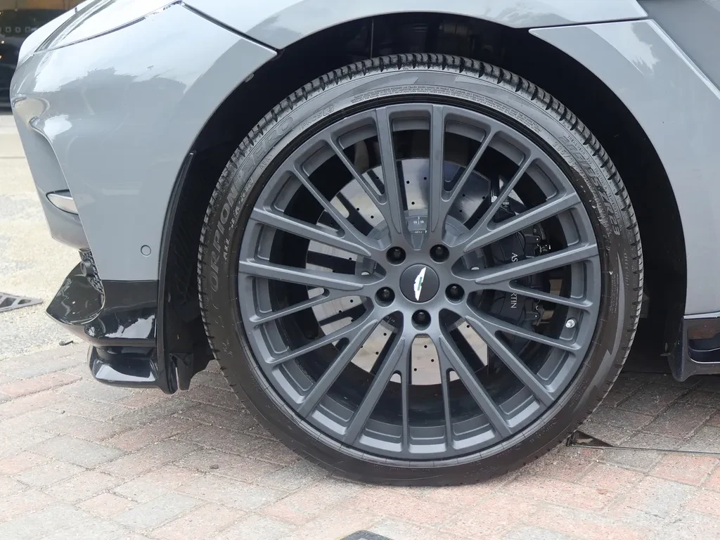 Aston Martin DBX, 5/10