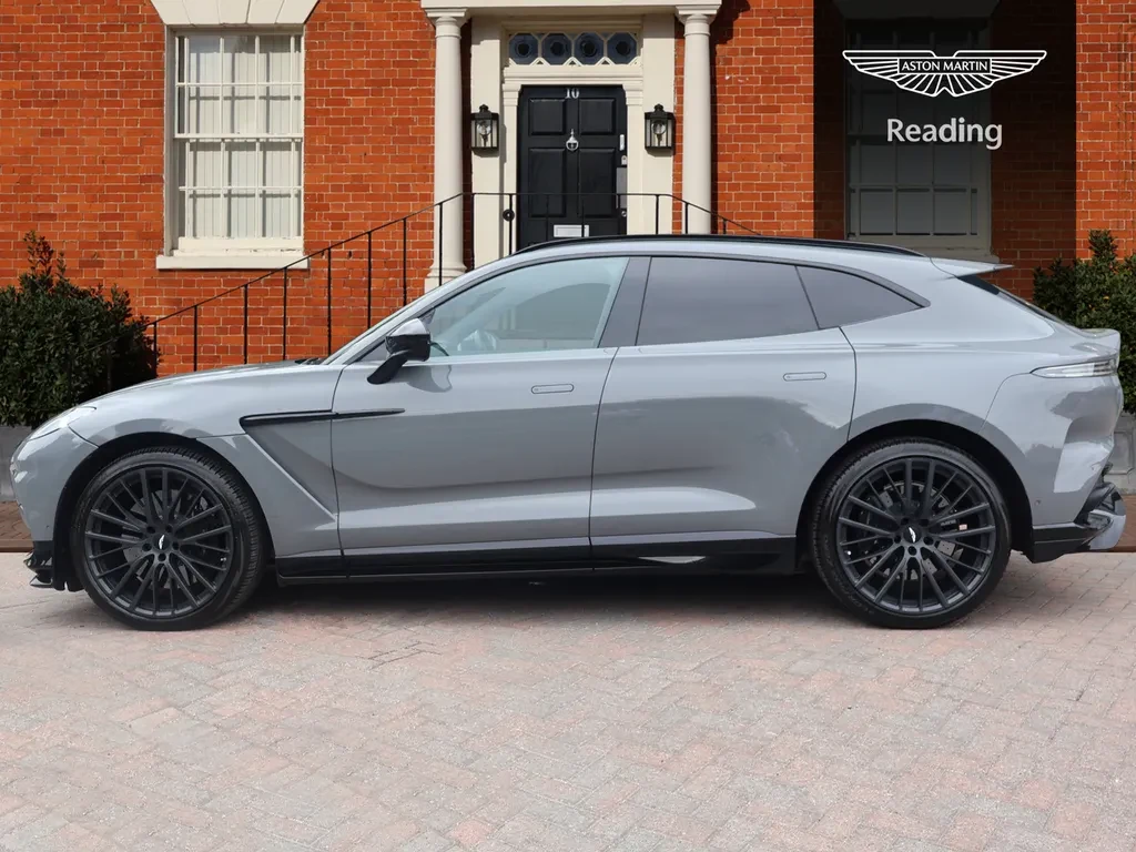 Aston Martin DBX, 6/10