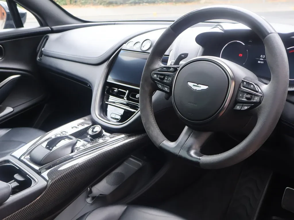 Aston Martin DBX, 8/10