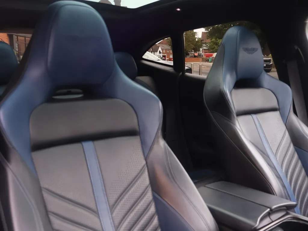 Aston Martin DBX, 9/10