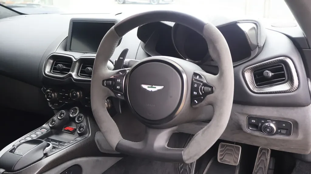 Aston Martin Vantage, 4/10