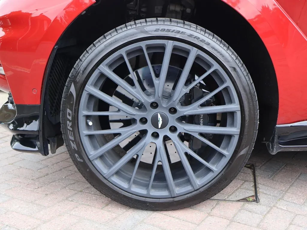 Aston Martin DBX, 3/10